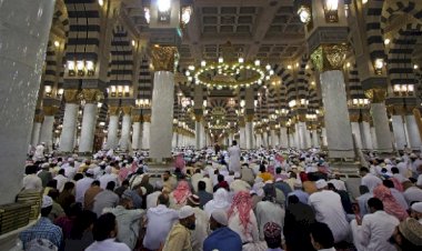 Suudi Arabistan'da teravih ve bayram namazı evde kılınacak