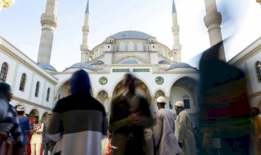 Güney Afrikalı Müslümanlar, sosyal mesafe gözeterek cuma namazı kıldı