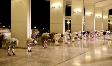 Pakistan'da ilk teravih namazı kılındı
