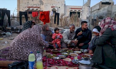 Gazze'de enkazın ortasında iftar