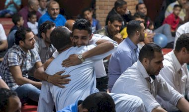 Cezayir'de bayramlaşırken tokalaşma ve sarılma yasaklandı