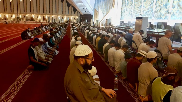 Pakistan'da camilerde cemaatle namaz kılma yasağı kaldırıldı