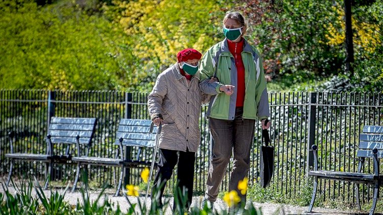 Bazı Avrupa ülkelerinde Kovid-19 tedbirleri kademeli olarak kaldırılıyor