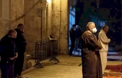 Filistinliler teravih namazını Mescid-i Aksa’nın kapılarında kılıyor