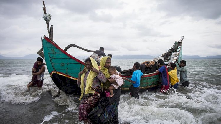Arakanlı Müslümanlar Bengal Körfezi'ndeki tehlikeli yolculuklarının ardından Bangladeş'e ulaştı