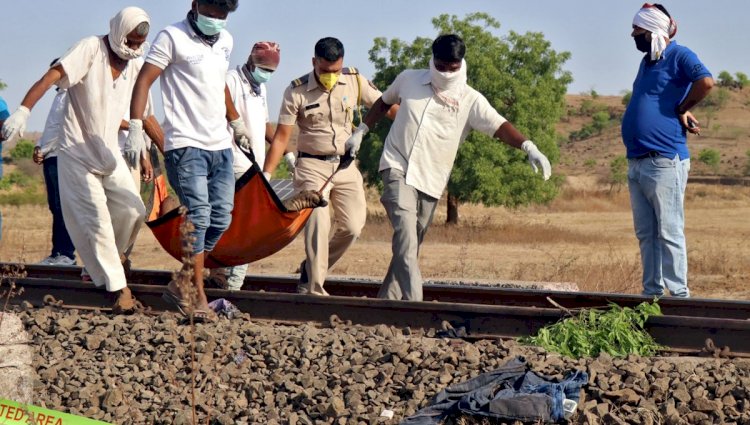 Hindistan'da tren göçmen işçilere çarptı: 16 ölü