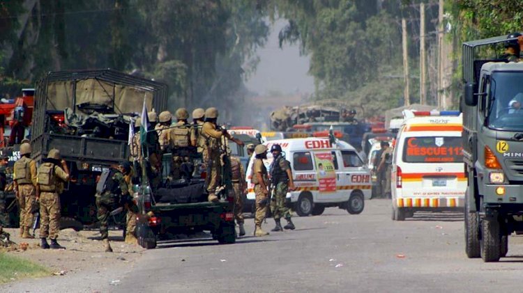 Pakistan'da askeri araca bombalı saldırı: 6 ölü