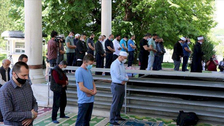 Kuzey Makedonya'da camiler yaklaşık iki ay aradan sonra cemaatle ibadete açıldı