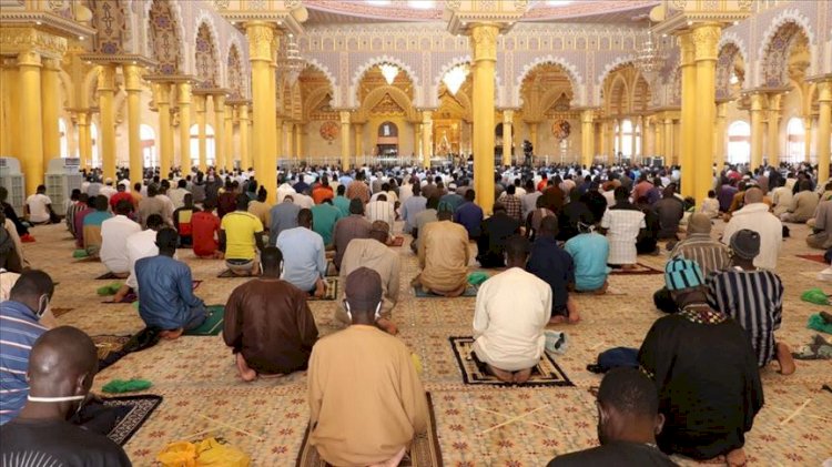 Senegal'in bazı camilerinde 2 ay sonra ilk cuma namazı