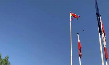 'En kısa zamanda o paçavrayı aşağı indirin ve özür dileyin'