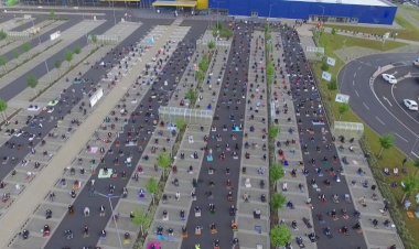 Almanya'da İkea otoparkında sosyal mesafeli bayram namazı kılındı