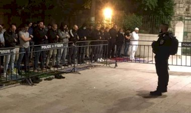 Tüm engellemelere rağmen Kudüslüler sabah namazını Mescidi Aksa’nın kapılarında kıldı