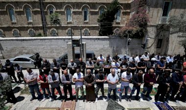 Filistinliler cuma namazını Mescid-i Aksa'nın kapılarında kıldı