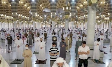 Mescid-i Nebevi'de 2,5 ay aradan sonra ilk cuma namazı kılındı