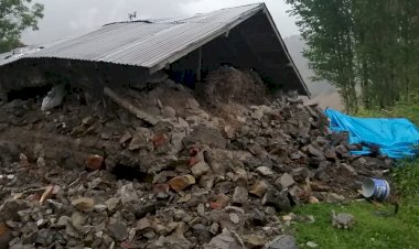 Bingöl Karlıova'da 5,7 büyüklüğünde deprem: 10 ev çöktü