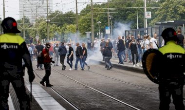 Hollanda'da sosyal mesafe kuralına uymayan 400 kişi gözaltına alındı