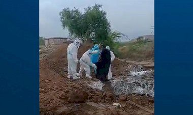 Hindistan'da Covid-19'dan ölenlerin cesetleri çukurlara atılıyor