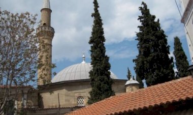 Yunanistan'da tarihi camiye taşlı saldırı