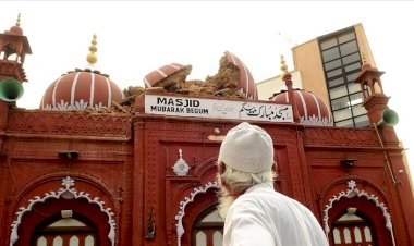 Muson yağmurları Yeni Delhi’deki tarihi camiye zarar verdi