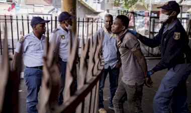 Zimbabve'de Kovid-19 yasaklarını ihlal eden 100 bin kişi gözaltına alındı