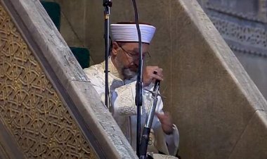 Diyanet İşleri Başkanı Erbaş minbere kılıçla çıktı