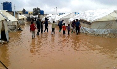 Yemen'de yerlerinden edilenleri sel vurdu