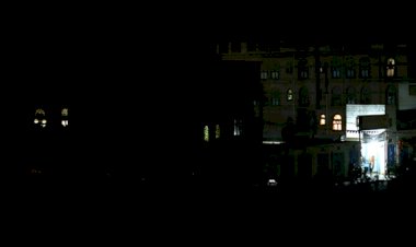 Yemen'in geçici başkenti Aden karanlıkta kaldı