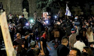 Binlerce kişi Netanyahu'nun istifası için sokaklara döküldü