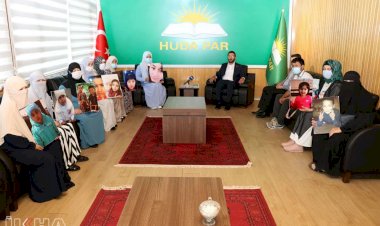 Uygurlu annelerden HÜDA PAR Genel Merkezine ziyaret