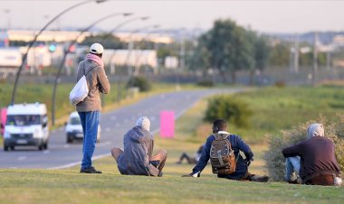 İngiltere'de bir göçmen sahile ulaştığı anda saldırıya uğradı