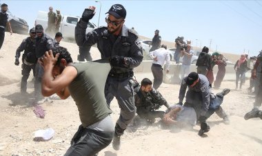 Siyonist İsrail askerleri 2 Filistinliyi darbettikleri anı kaydederek sosyal medyada yayınladı