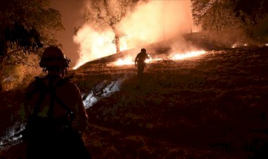 California tarihinin en büyük yangınlarından biriyle karşı karşıya