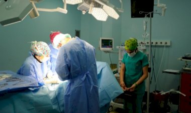 Hindistan'da bir kadından 54 kilogram tümör çıkarıldı