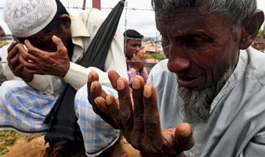 Arakanlı Müslümanlar Myanmar'ın katlettiği binlerce sivili kamplarda dua ederek andı