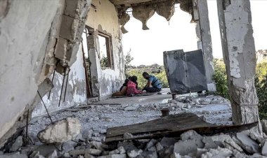 İdlib kamplarında barınamayan Zennub ailesi ölümü göze alıp enkaz halindeki evine döndü