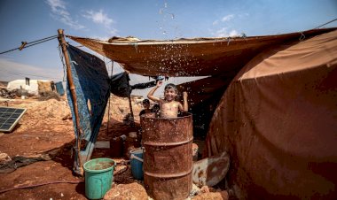 İdlib kamplarındaki siviller kavurucu sıcaklarla mücadele ediyor