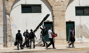 İşgal güçleri Mescid-i Aksa'ya baskın düzenleyerek hoparlör yerleştirdi