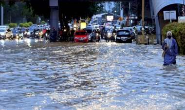 Kuala Lumpur'da sağanak yağmur sele yol açtı