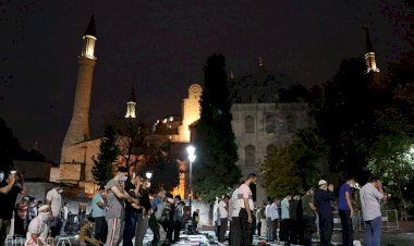 Hür Gençlik Ayasofya'da sabah namazında buluştu