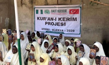 Umut Kervanı Vakfı Afrika'da medrese öğrencilerine Kur'an-ı Kerim dağıttı