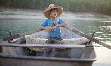 Malik, ailesinden geriye kalan hasta babasına bakmak için kürek çekiyor