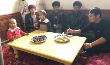 Müslüman ailelere 'zorla misafir' olan Çinli memurlar, Uygurları evlerinde takip ediyor