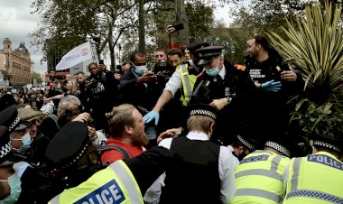 Londra'da Kovid-19 önlemlerine karşı yürüyüş düzenlendi