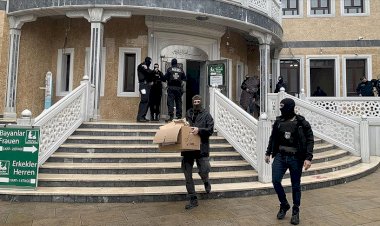 Berlin'de polisin camideki halılara botlarla basması tepkilere yol açtı