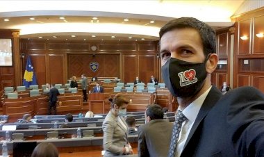 Kosova milletvekili 'I Love Muhammed' yazılı maskeyle Meclis oturumuna katıldı