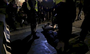 İngiltere'de karantina protestosuna polis müdahale etti