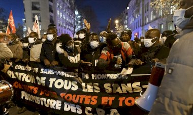 Fransa'da göçmenler oturum izni talebiyle sokaklara çıktı