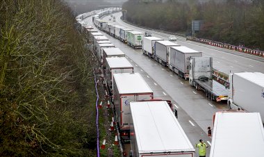 İngiltere'de Fransa'ya geçmek için bekleyen tırların sayısı 1500'ü geçti