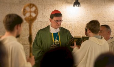 Katolik Kilisesi, çocuk istismarı raporunu göstermek için gazetecilerden 'mutlak sessizlik' yemini talep etti