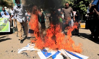 Normalleşme karşıtı Sudanlılar İsrail bayrağını yaktı